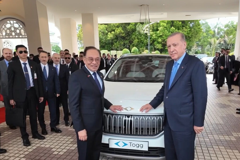 cumhurbaskani erdogan malezya basbakani enver ibrahime togg hediye etti BF7ODUHg