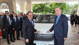 cumhurbaskani erdogan malezya basbakani enver ibrahime togg hediye etti BF7ODUHg