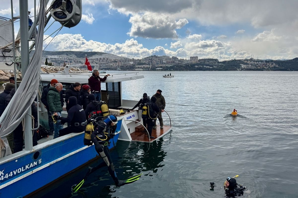 dalgiclar marmara denizinde 18 metre derinlikte yogun musilaj tabakasina rastladi 1