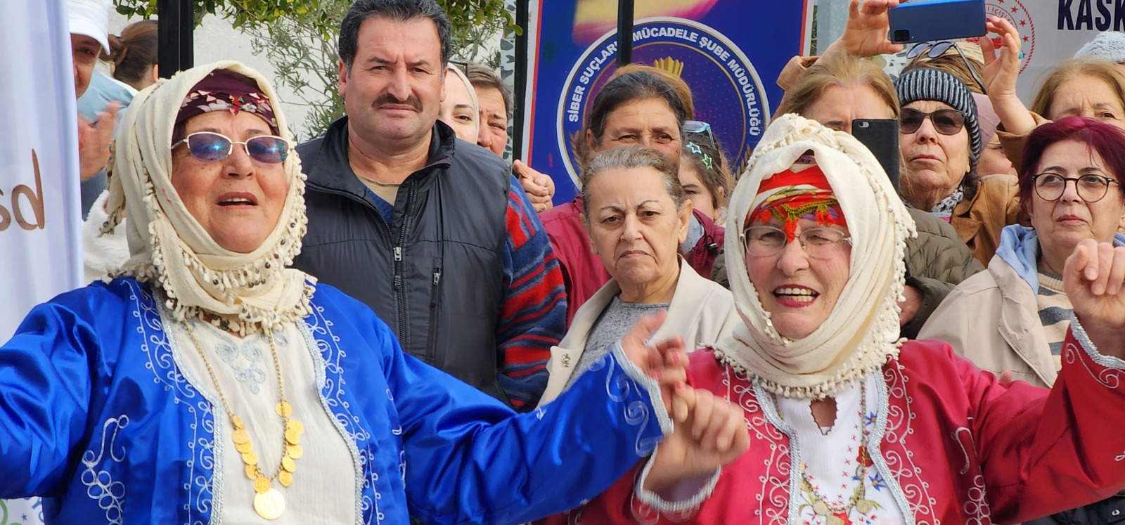 datcadaki badem cicegi festivalinde 80likler korosu genclere tas cikartti 0 l4zZGk7F