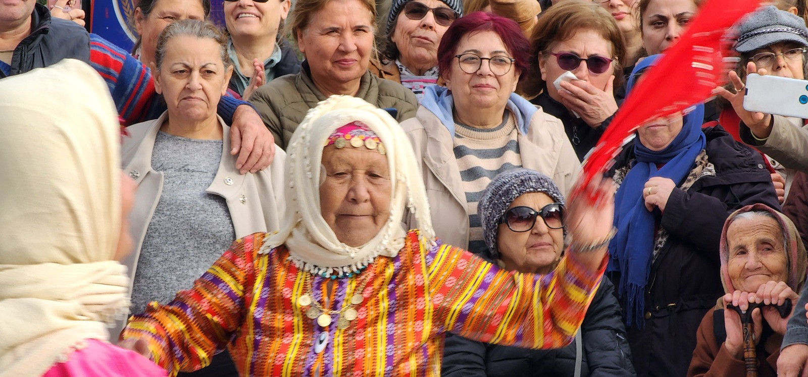 datcadaki badem cicegi festivalinde 80likler korosu genclere tas cikartti 1 JzswDPMl