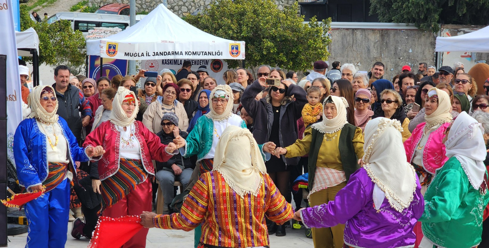 datcadaki badem cicegi festivalinde 80likler korosu genclere tas cikartti 2 irqOfkZP
