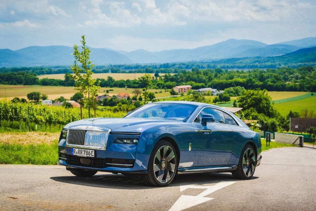dunyanin en pahali elektrikli otomobili rolls royce spectre otv muafiyeti nedeniyle turkiyede buyuk ilgi gordu HetY47Td