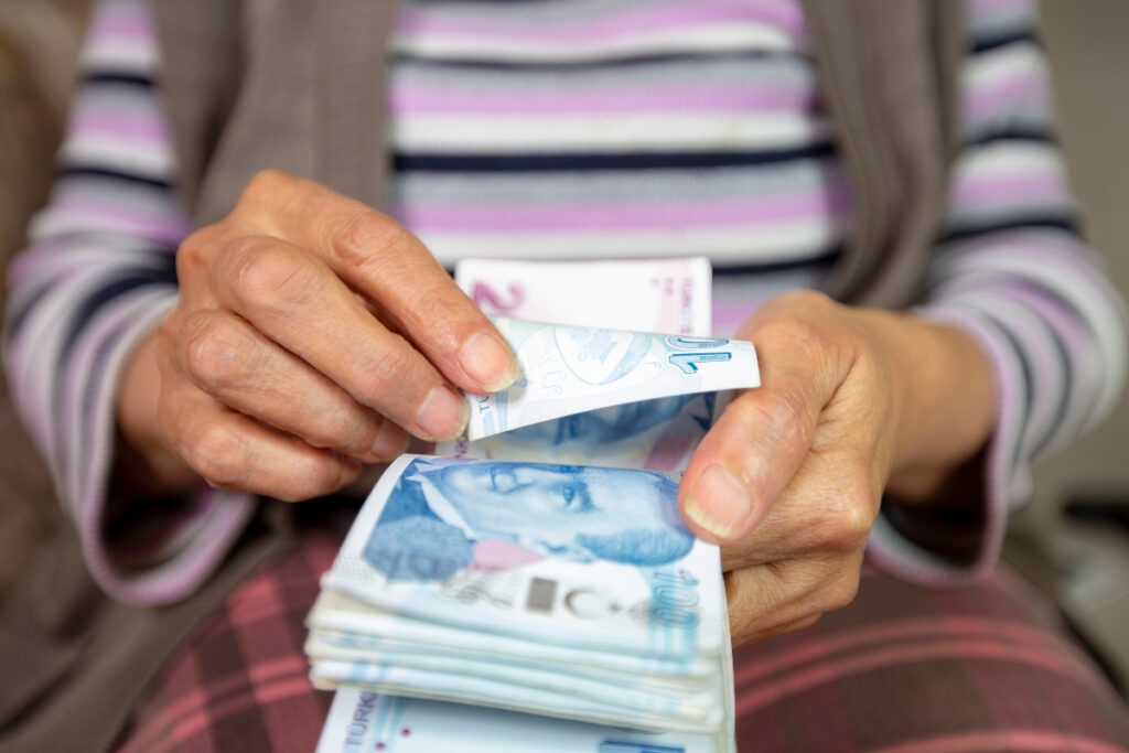 emekli bayram ikramiyesi meclis komisyonundan gecti ZYtcQcB2