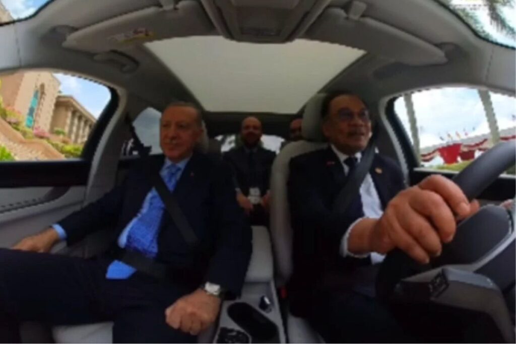 erdoganla kendisine hediye edilen toggla suruse cikan malezya basbakani enver benim soforlugume guvenmenize sasirdim 1dC4Qcmf