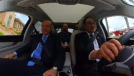erdoganla kendisine hediye edilen toggla suruse cikan malezya basbakani enver benim soforlugume guvenmenize sasirdim 1dC4Qcmf