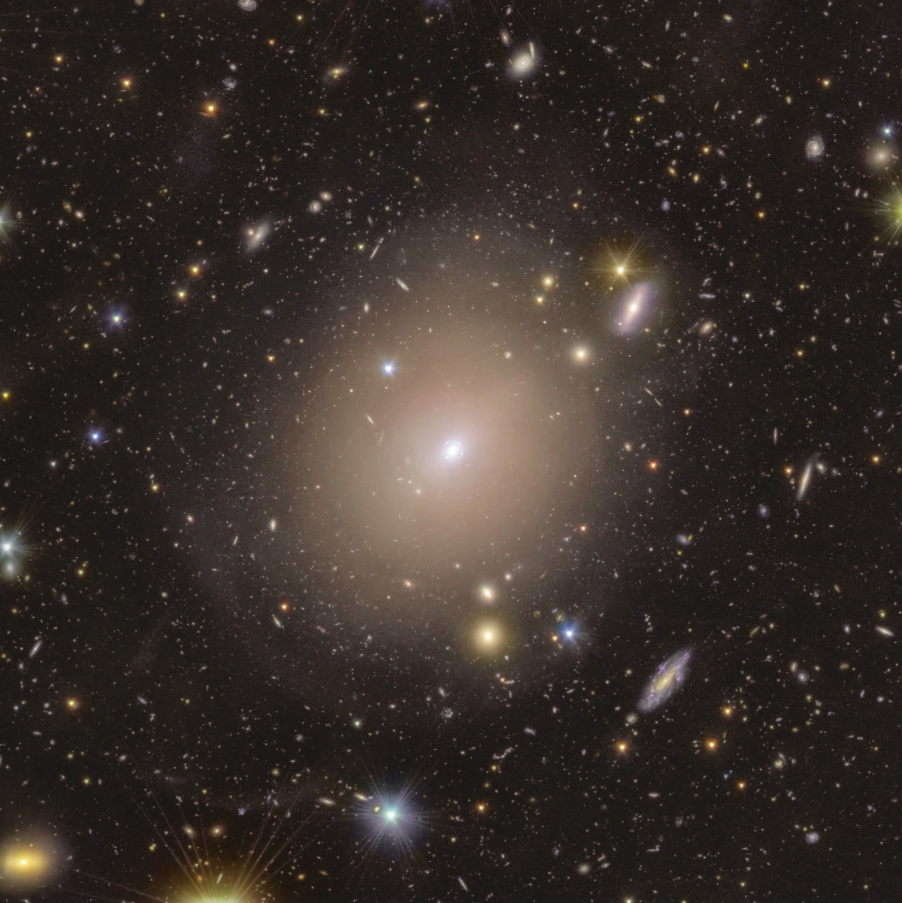euclid uzay teleskobu 590 milyon yil uzaktaki galaksinin merkezinde einstein halkasi belirledi 0