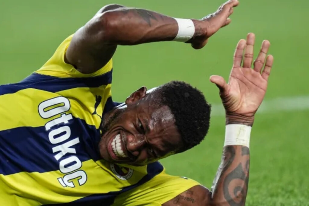 fenerbahcenin deneyimli yildizi fred rangers macinda 13 yildir surdurdugu profesyonel kariyerinde bir ilk yasadi Bc6YMjHA