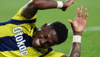 fenerbahcenin deneyimli yildizi fred rangers macinda 13 yildir surdurdugu profesyonel kariyerinde bir ilk yasadi Bc6YMjHA