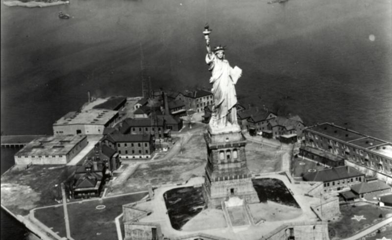 fransizlar amerikan bagimsizlik bildirgesinin yuzuncu yili olan 1886da abdye hediye ettikleri ozgurluk heykelini geri