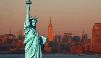 fransizlar amerikan bagimsizlik bildirgesinin yuzuncu yili olan 1886da abdye hediye ettikleri ozgurluk heykelini geri RmnY3tDP