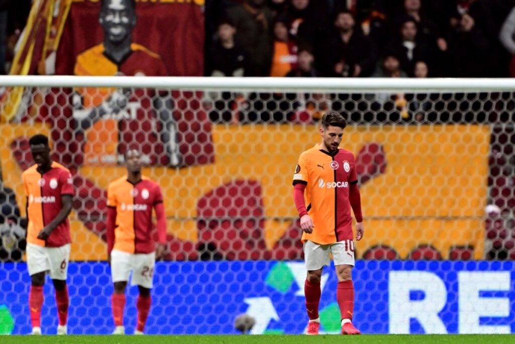 galatasaray evinde agirladigi az alkmaarla 2 2 berabere kalarak avrupa kupasina veda etti kzc87Iav