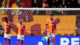 galatasaray evinde agirladigi az alkmaarla 2 2 berabere kalarak avrupa kupasina veda etti kzc87Iav