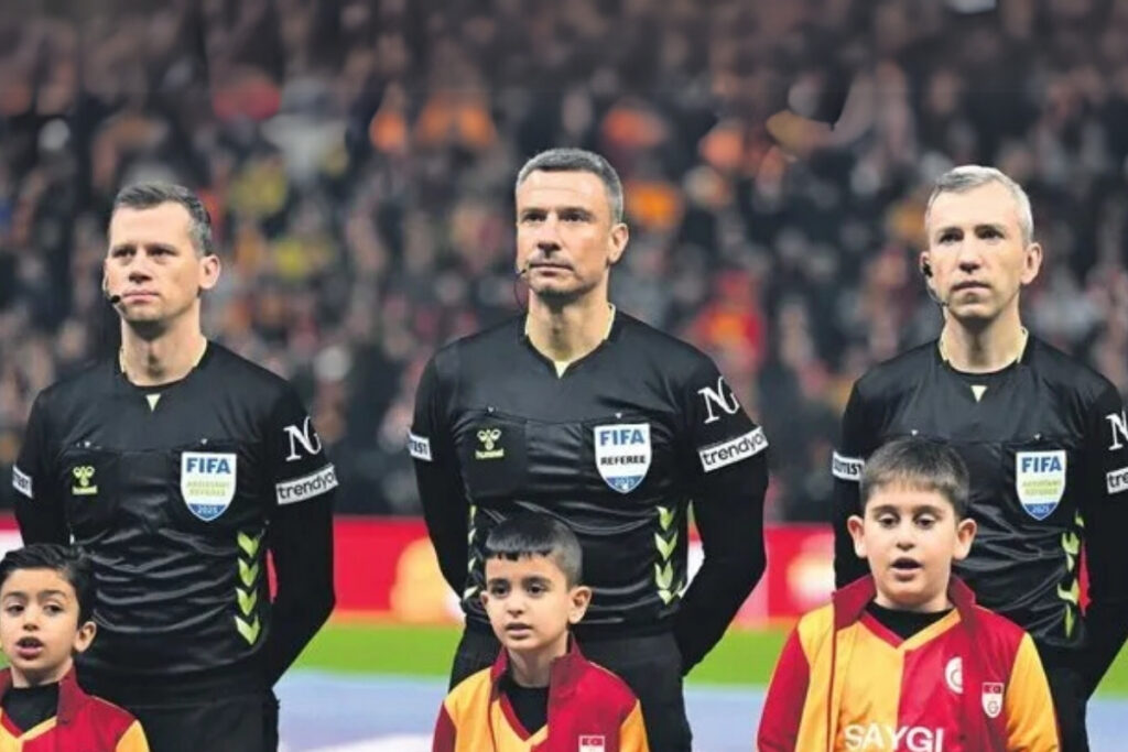 galatasaray fenerbahce derbisinin hakemi slavko vincic koseyi dondu US1UTt8B