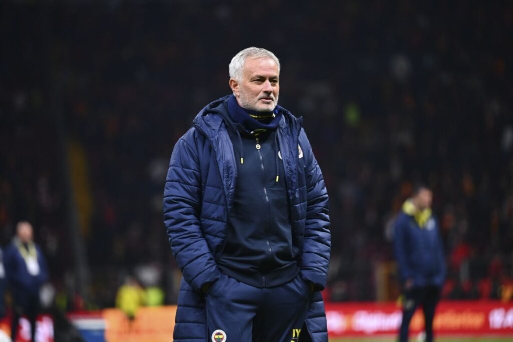galatasaray jose mourinhoyu irkcilik iddiasiyla uefa ve fifaya sikayet edecek cUdhFdip