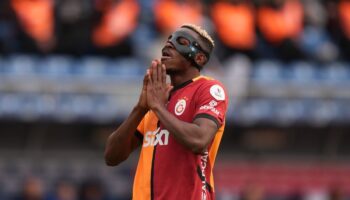 galatasaray kasimpasa ile 3 3 berabere kalarak sampiyonluk yarisinda darbe aldi RbzSTmxV
