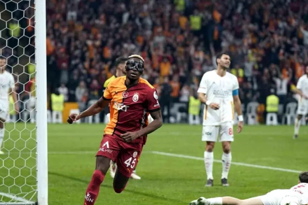 galatasarayin basarili performansi ve osimhenin hat tricki sonrasi vip koltuk satisindaki artisla rekor gelir hedefi 2MsVMIIy
