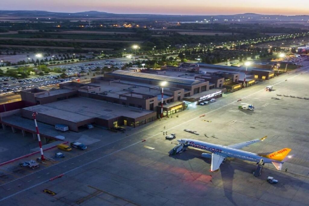gaziantep havalimaninda gokyuzunde tanimlanamayan cisim nedeniyle ucuslar durduruldu 7bXEViP3