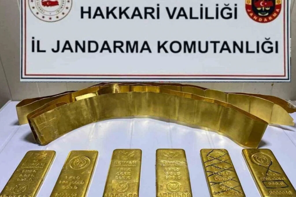hakkaride bir aracta arama yapan jandarma vites kutusuna gizlenmis halde 8 kilogram kulce altin 12ZSevSU