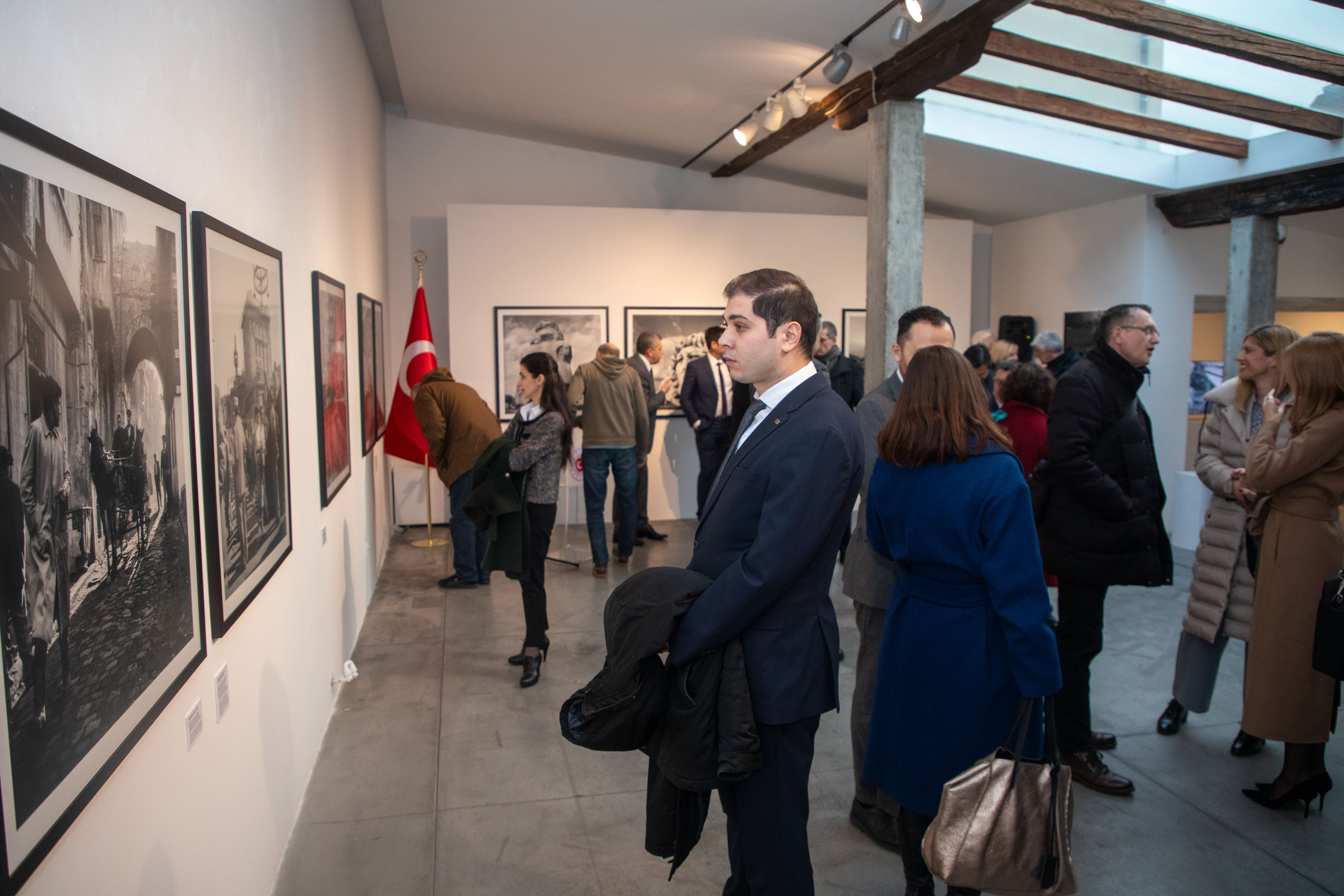 hirvatistanin baskenti zagrebde ara gulerin fotograflarindan olusan sergi acildi 3 izYAIrgH