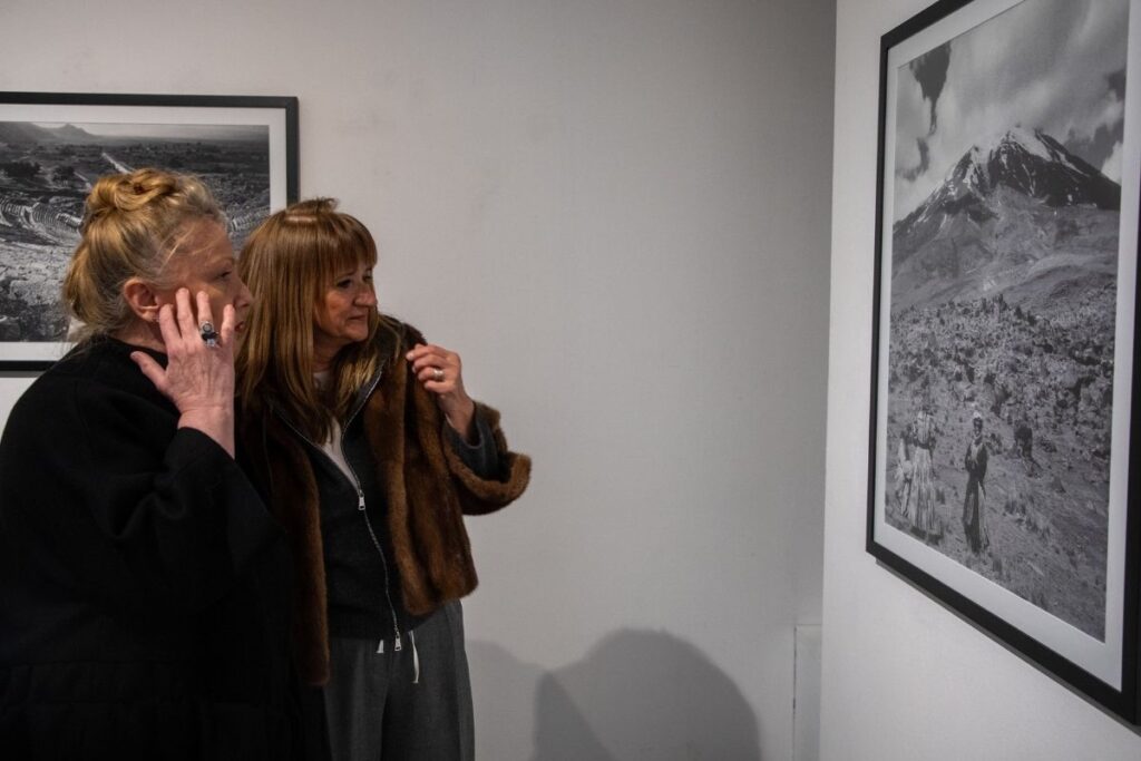 hirvatistanin baskenti zagrebde ara gulerin fotograflarindan olusan sergi acildi LfBnPpjX