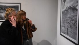hirvatistanin baskenti zagrebde ara gulerin fotograflarindan olusan sergi acildi LfBnPpjX