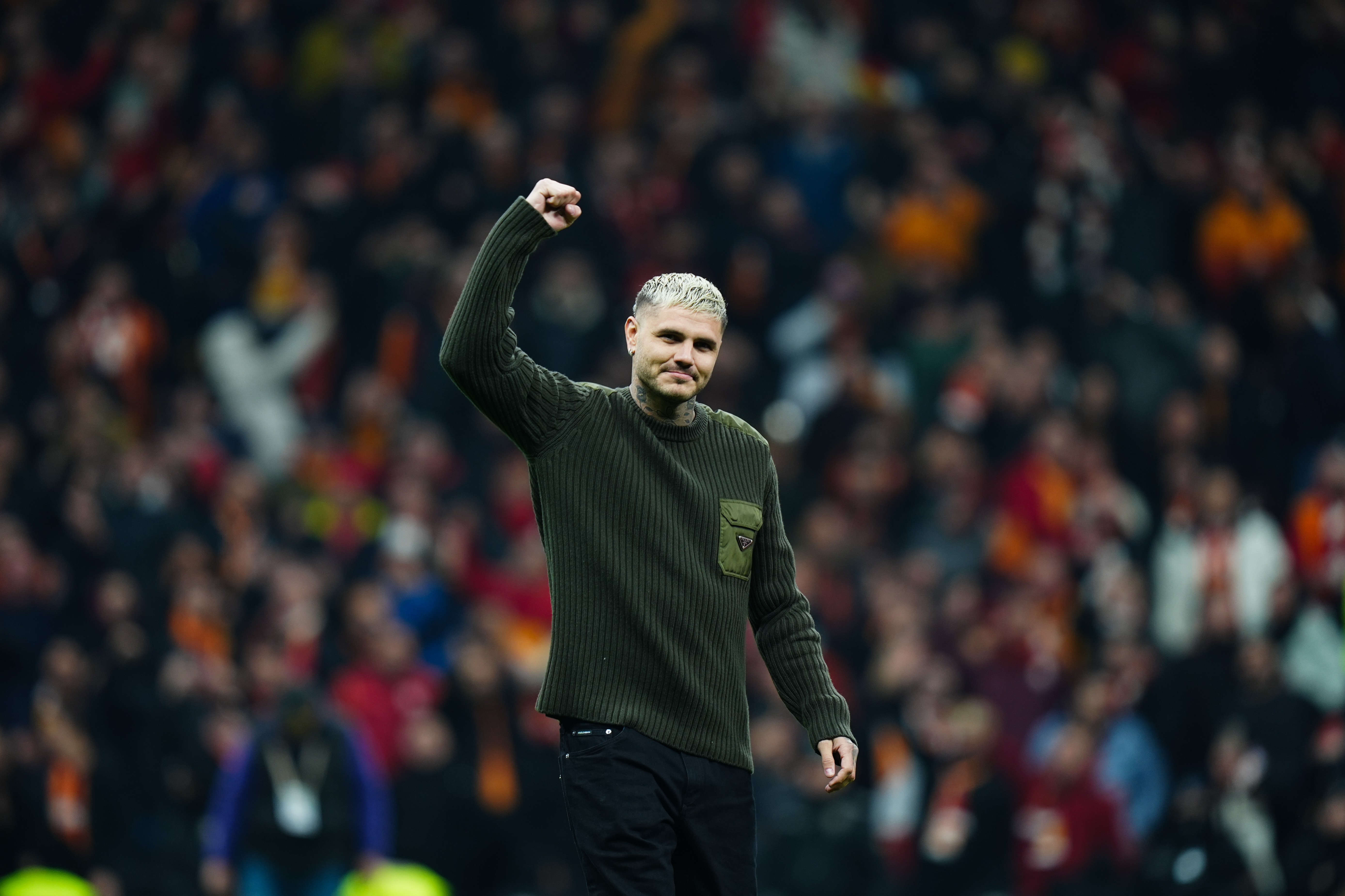 icardi sevgilisi china suarez ile birlikte galatasaray fenerbahce derbisinde tribundeydi 2 GbbZAbcf