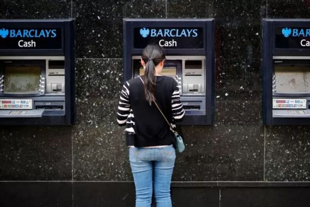 ingiliz finans kurulusu barclays son yasadigi islem kesintisi nedeni ile musterilerine toplam 75 milyon EqjWnrBT