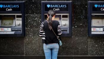 ingiliz finans kurulusu barclays son yasadigi islem kesintisi nedeni ile musterilerine toplam 75 milyon EqjWnrBT