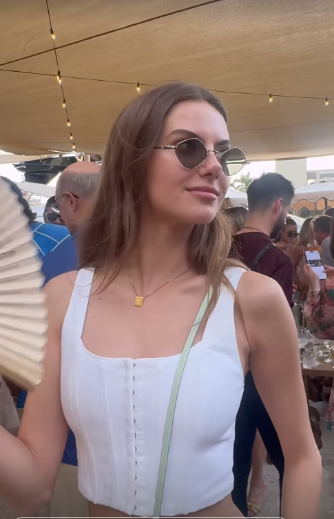 is insani baran suzer miamide uc ukraynali ile poz verdi 1 QHJXfOIh