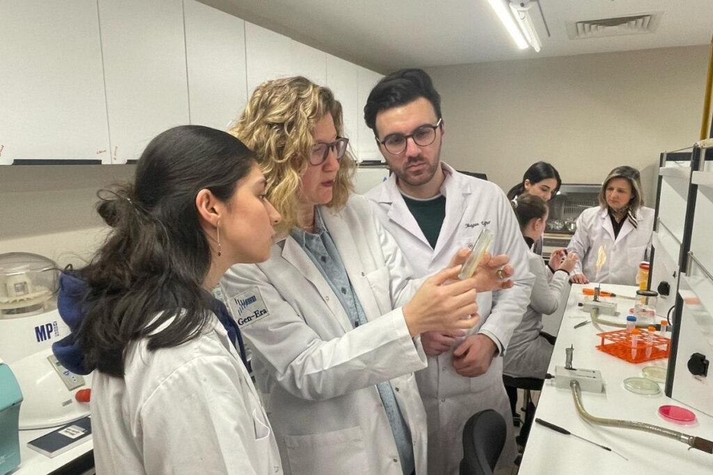 istanbul universitesindeki bilim insanlari ucak yakitinda yeni bir bakteri cinsi kesfetti cevre kirliligini onleme VaDqtGEy