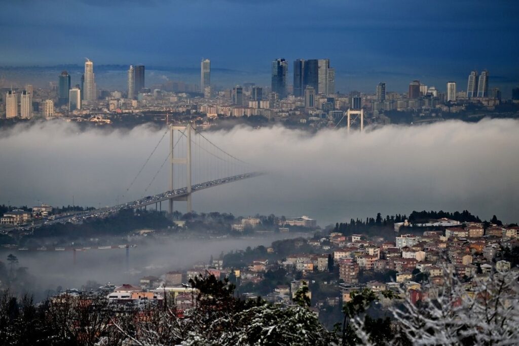 istanbulda gemi trafigi sis nedeniyle cift yonlu olarak askiya alindi idyqW6xi