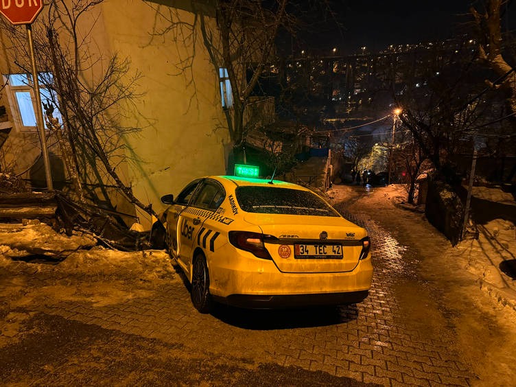 istanbulda kar yagisi araliklarla surerken bazi ilcelerde buzlanma meydana geldi 0 BYfJ8EQp