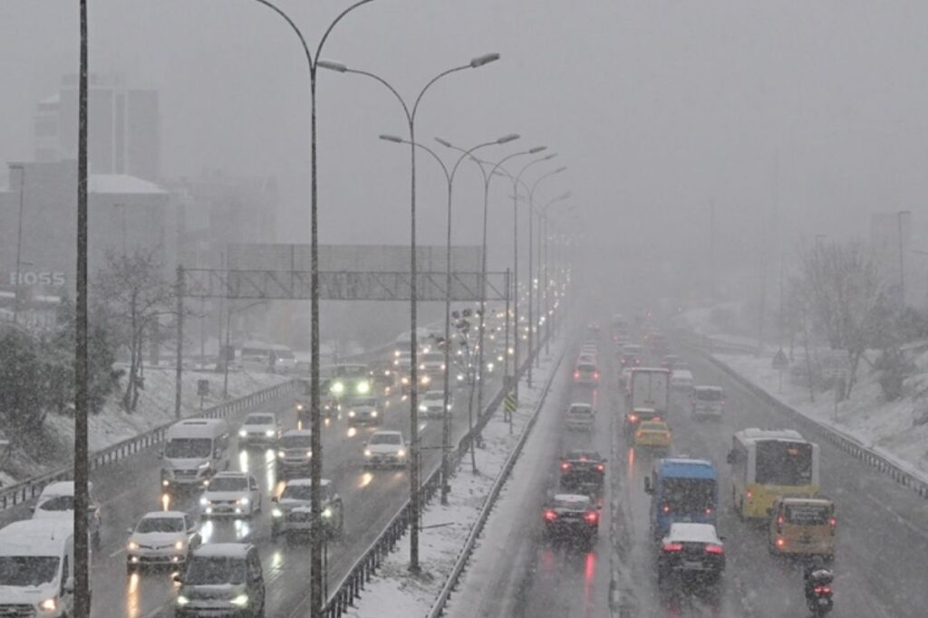 istanbulda kar yagisi nedeniyle trafik yogunlugu yuzde 83e cikti bZM8p7du