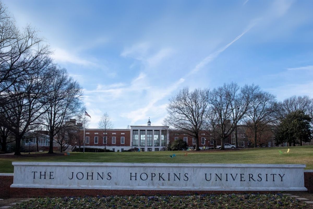 johns hopkins universitesi trump yonetiminin hibe kesintisinin ardindan 2 bin kisiyi isten cikardi 0 lFphecCq