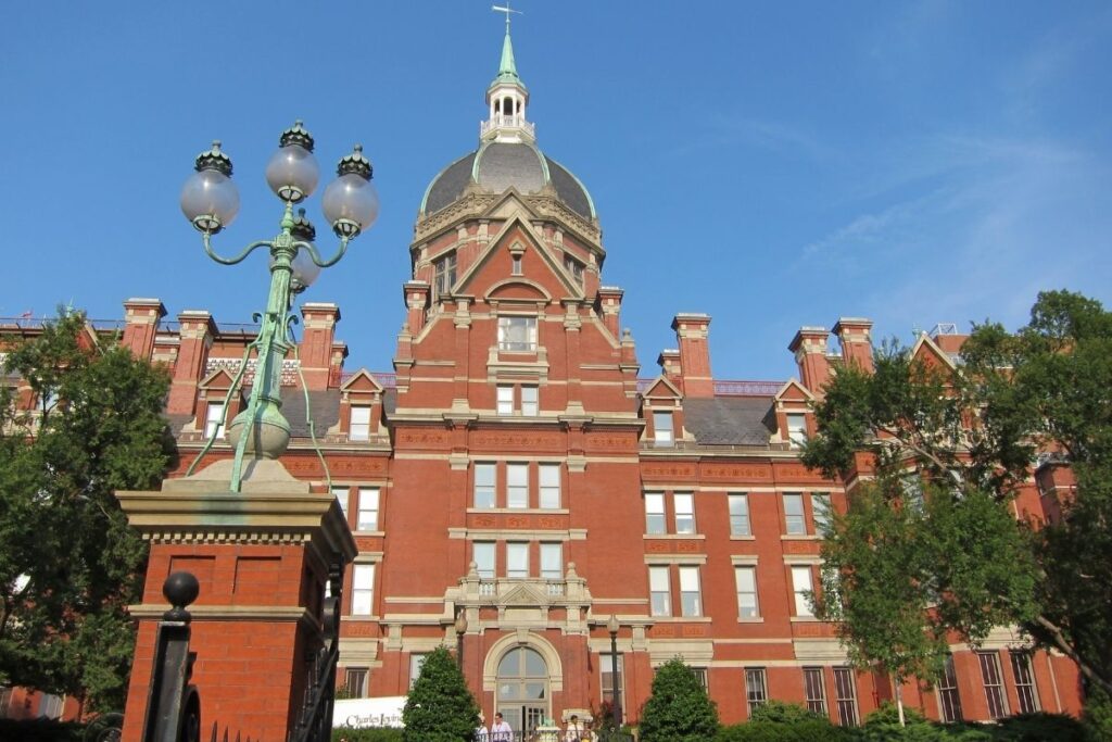 johns hopkins universitesi trump yonetiminin hibe kesintisinin ardindan 2 bin kisiyi isten cikardi WZMX7bR4