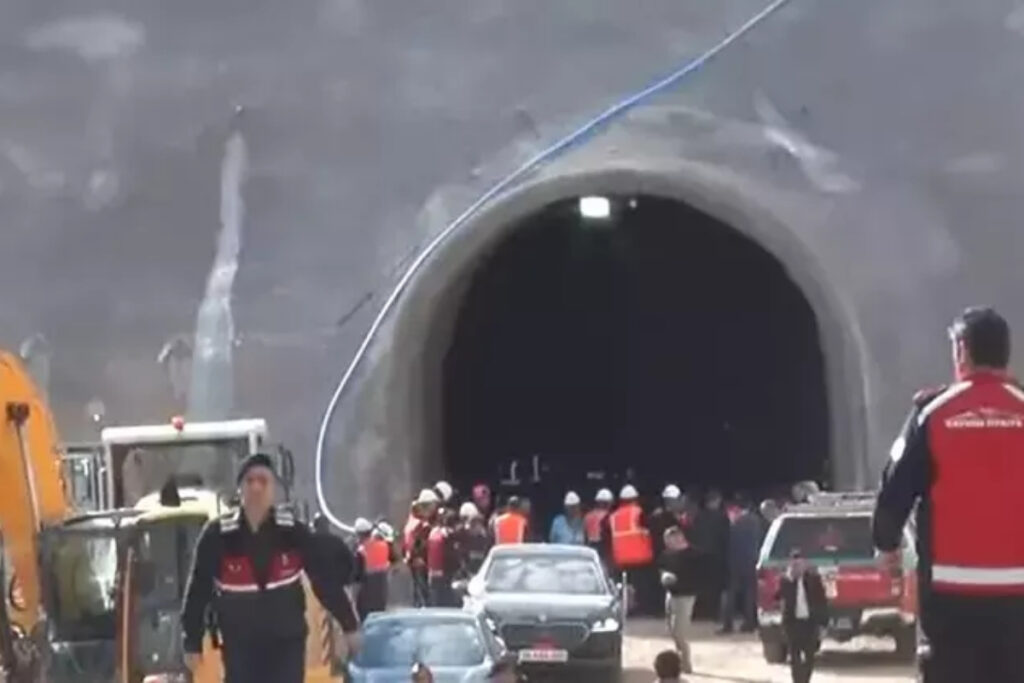 kayserideki hizli tren tuneli insaatina kaya dustu 1 olu 1 yarali var 3vhxC9p6