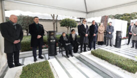 koc ailesi koc toplulugu kurucusu vehbi kocu 29uncu olum yildonumunde mezari basinda andi LZMeIa3s
