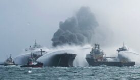 kuzey denizinde petrol tankeri ile kargo gemisi carpismasi sonucu cikan yanginlar hala devam ediyor fSQYFea8