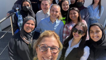 limak holding yonetim kurulu baskani ebru ozdemir neom projesinde calisan muhendis kadinlarla bir arada kesKIKfq