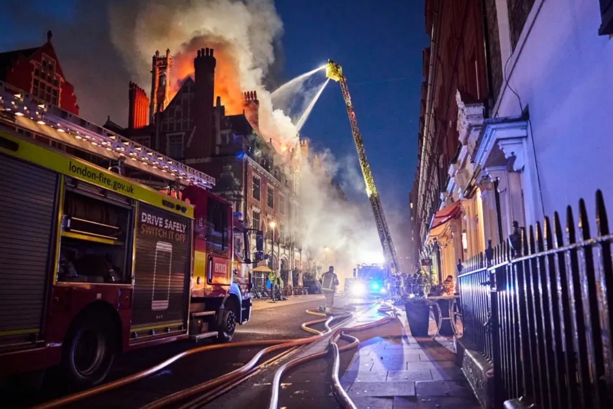 londrada unlulerin ugrak yeri olan tarihi luks otel chiltern firehouse cikan yanginda kule dondu 7KCBlfnI