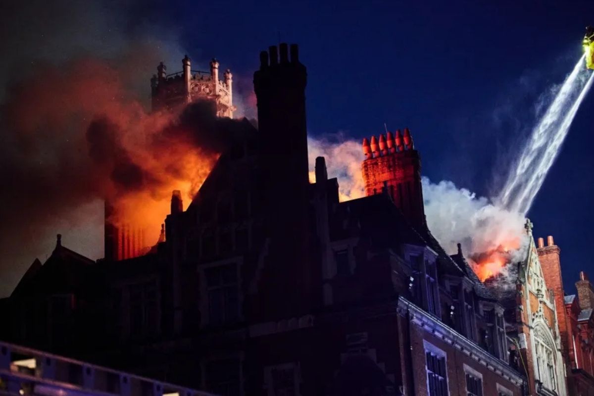 londrada unlulerin ugrak yeri olan tarihi luks otel chiltern firehouse cikan yanginda kule dondu