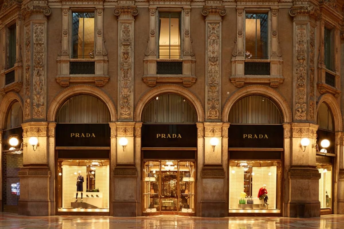 luks modada buyuk satis prada versaceyi satin almak istiyor 1