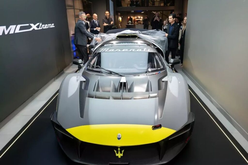 maserati monacoda yeni showroomunu 730 beygir gucunde yalnizca pistte kullanilan maserati mcxtremayi tanitarak acti eISlECp5