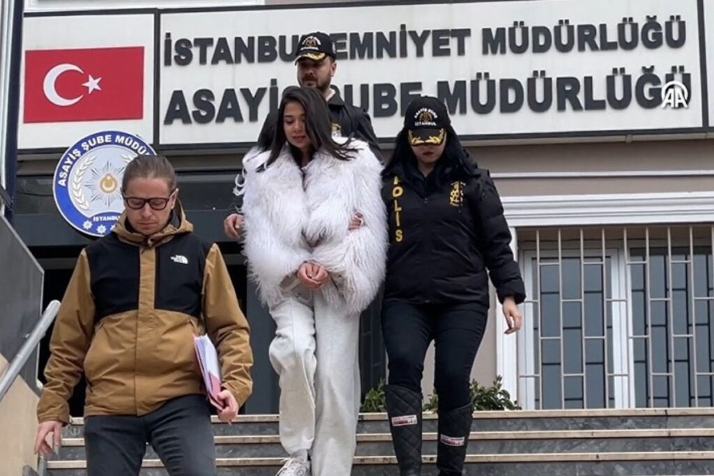 merve taskin mahkemeyi podyuma gozaltini defileye cevirdi qkyu1eGT