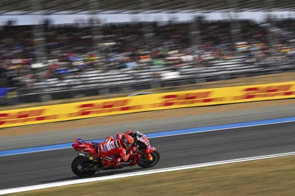 motogpde sezonun ilk yarisi olan tayland gpyi ducati lenovanin ispanyol pilotu marc marquez kazandi mecGNapY