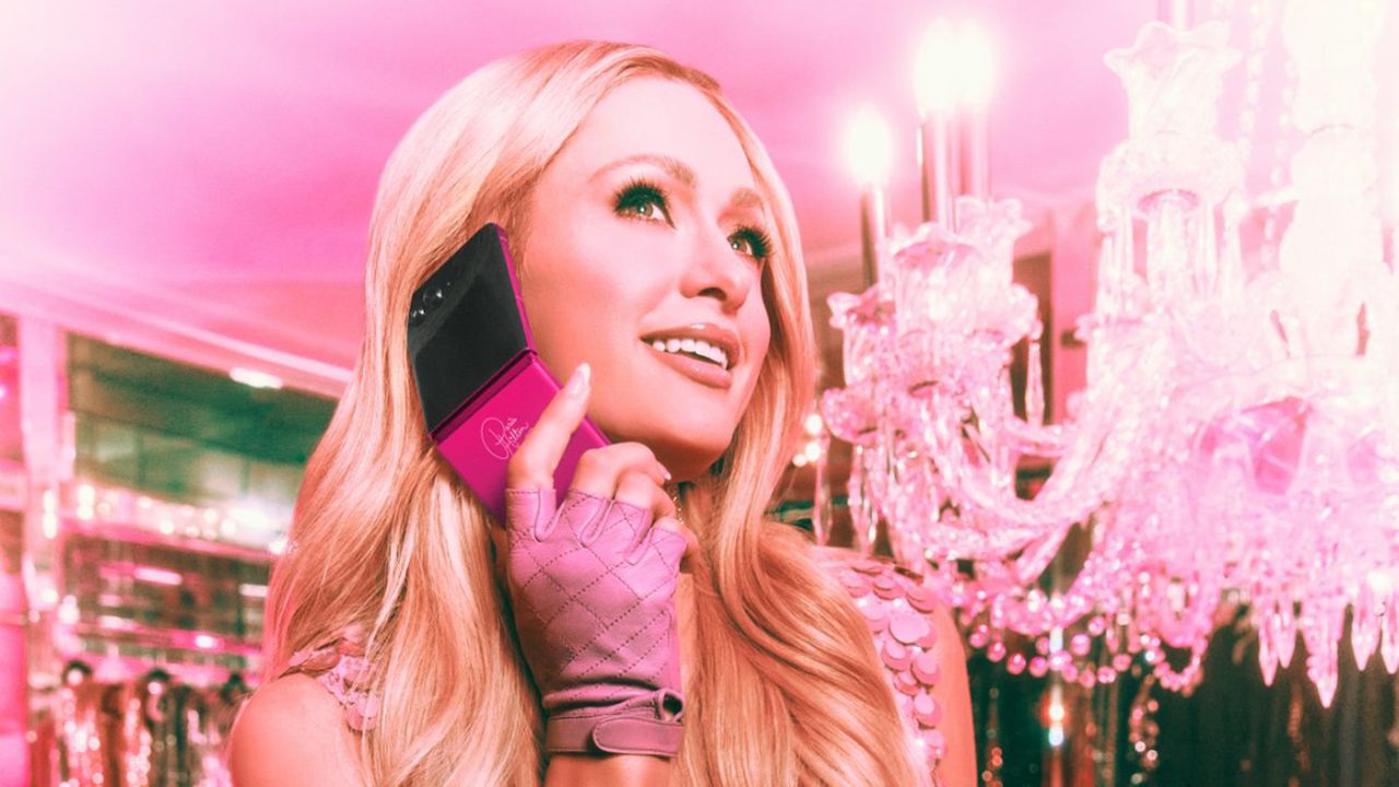 motorola razr paris hilton is birligiyle ve gosterisli kapak tasarimiyla 2000leregerigoturuyor 1 OPIg8geg