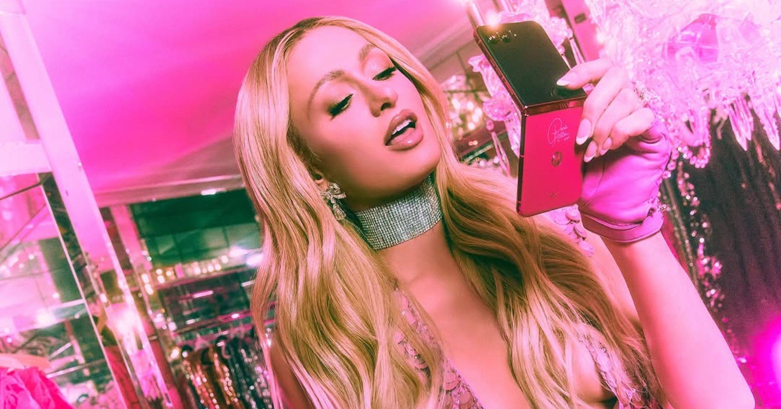 motorola razr paris hilton is birligiyle ve gosterisli kapak tasarimiyla 2000leregerigoturuyor 3 K8rffv2u