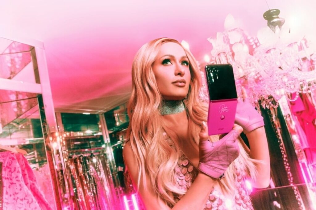 motorola razr paris hilton is birligiyle ve gosterisli kapak tasarimiyla 2000leregerigoturuyor HDZuTn96