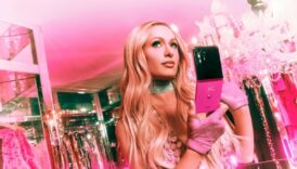 motorola razr paris hilton is birligiyle ve gosterisli kapak tasarimiyla 2000leregerigoturuyor HDZuTn96